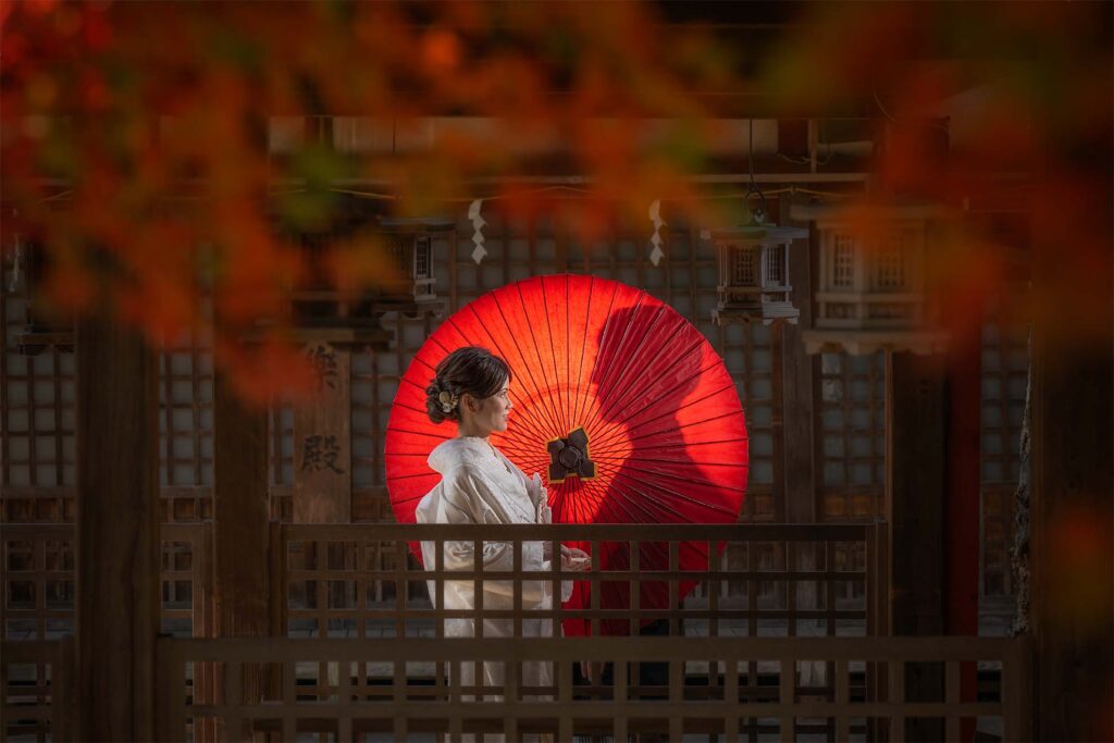 赤い和傘と白無垢花嫁で新郎シルエット
