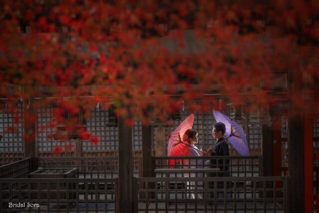 紅葉に染まる神社で結婚式