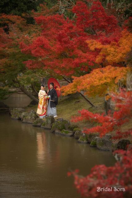 浮見堂で紅葉のロケーションフォト