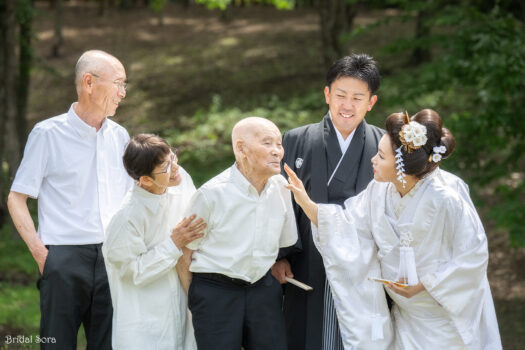 おじいちゃんと結婚式写真撮影